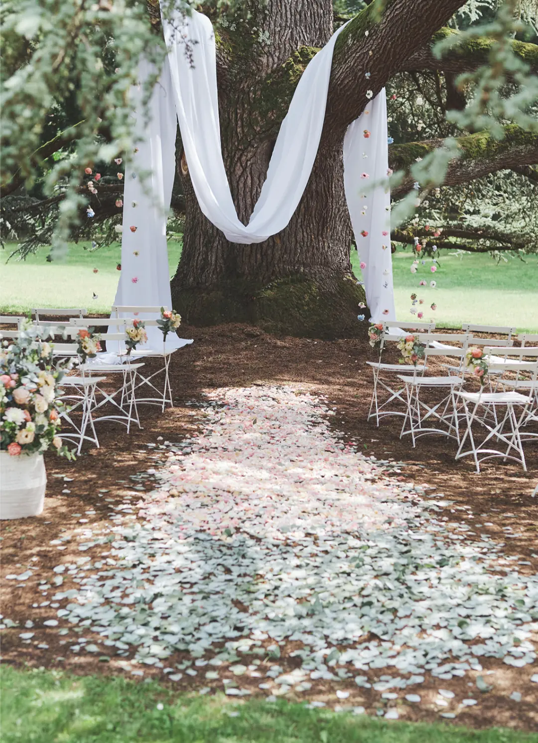 Allée de cérémonie – mariage Casey & Kyle, Château de Siradan