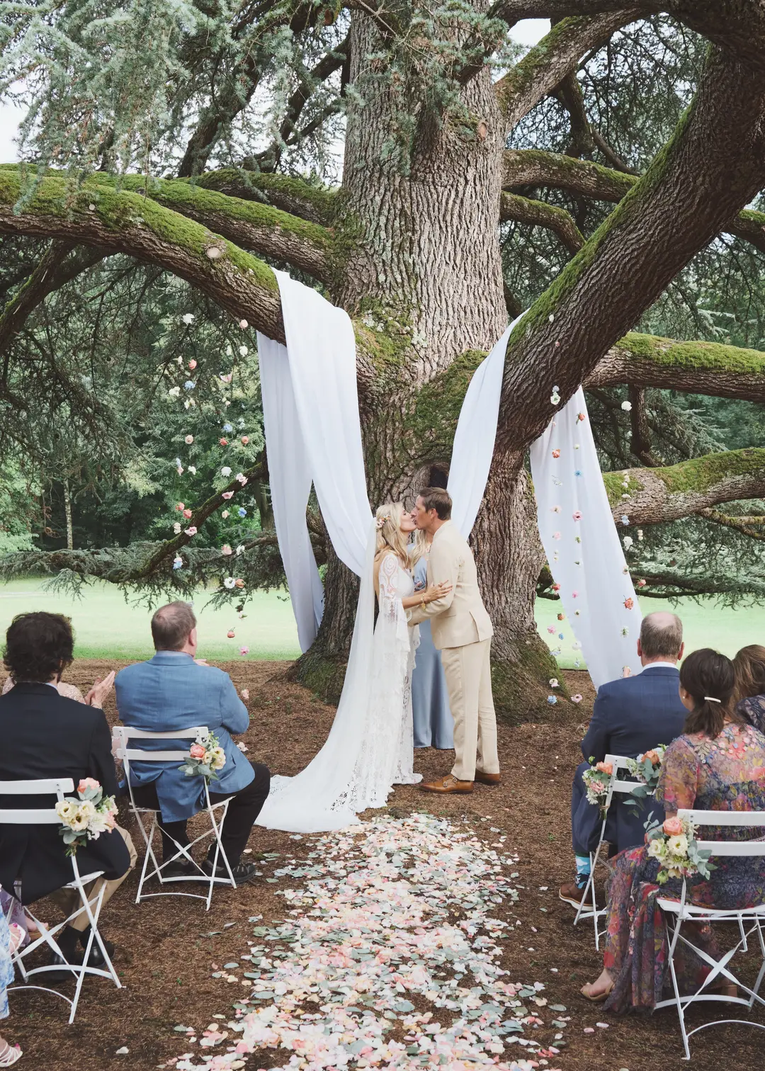 Allée de cérémonie – mariage Casey & Kyle, Château de Siradan