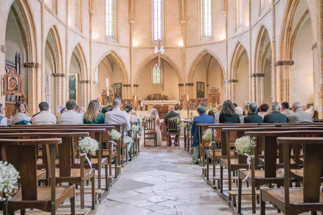 Allée de cérémonie Eglise – mariage Louise & Thomas, Château de la Hille