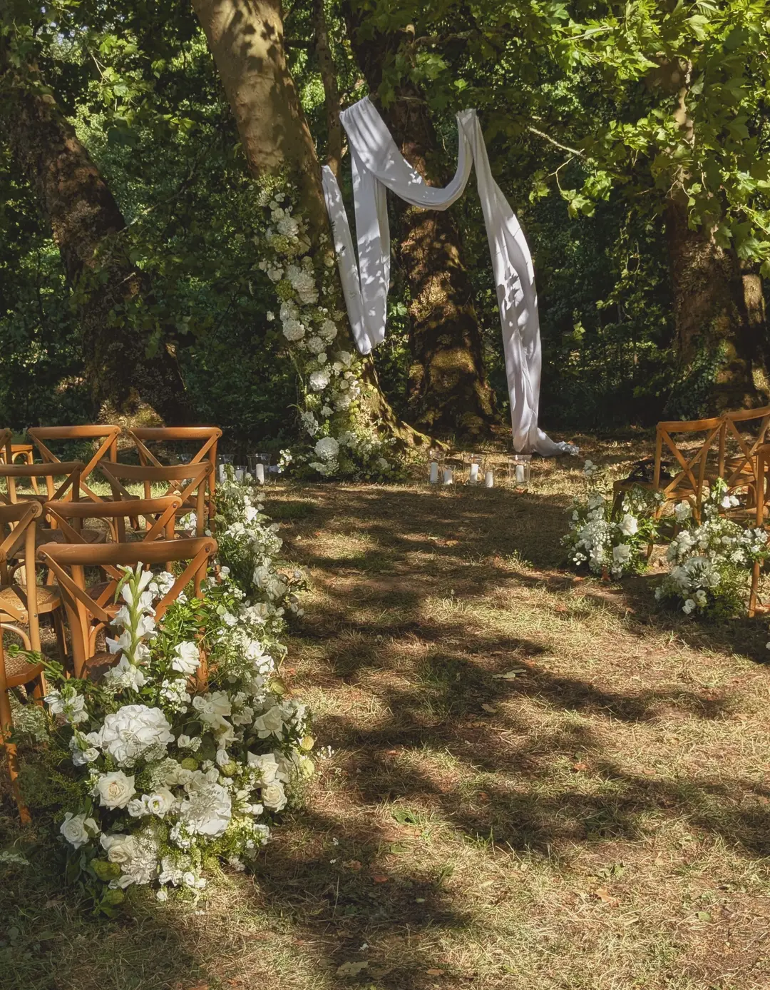 Allée de cérémonie fleurie – mariage Emily & Greg, Château Le Thil