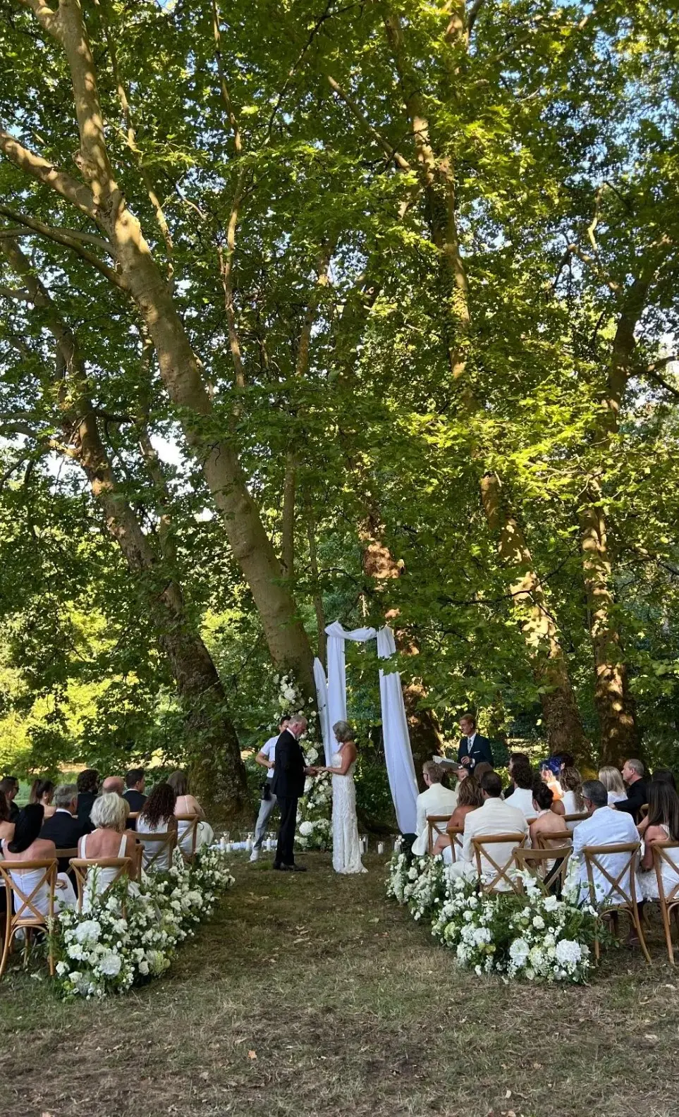 Allée de cérémonie fleurie – mariage Emily & Greg, Château Le Thil