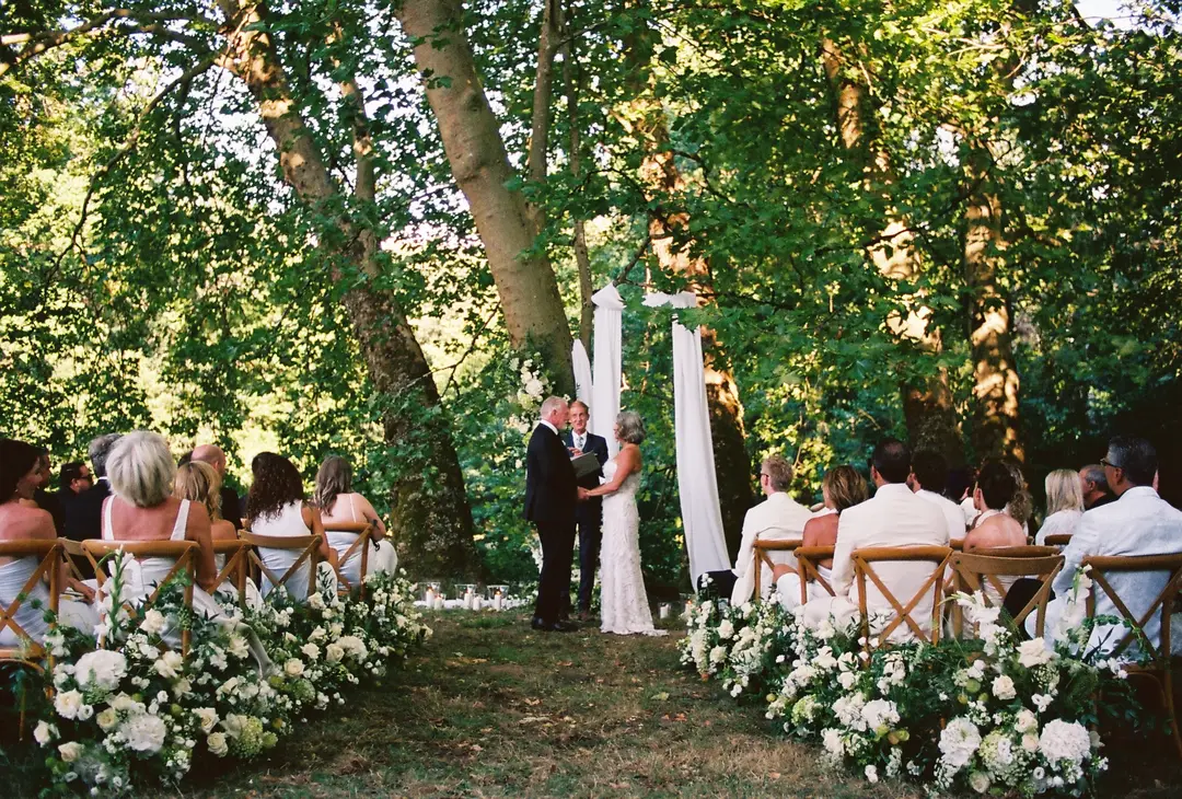 Allée de cérémonie fleurie – mariage Emily & Greg, Château Le Thil