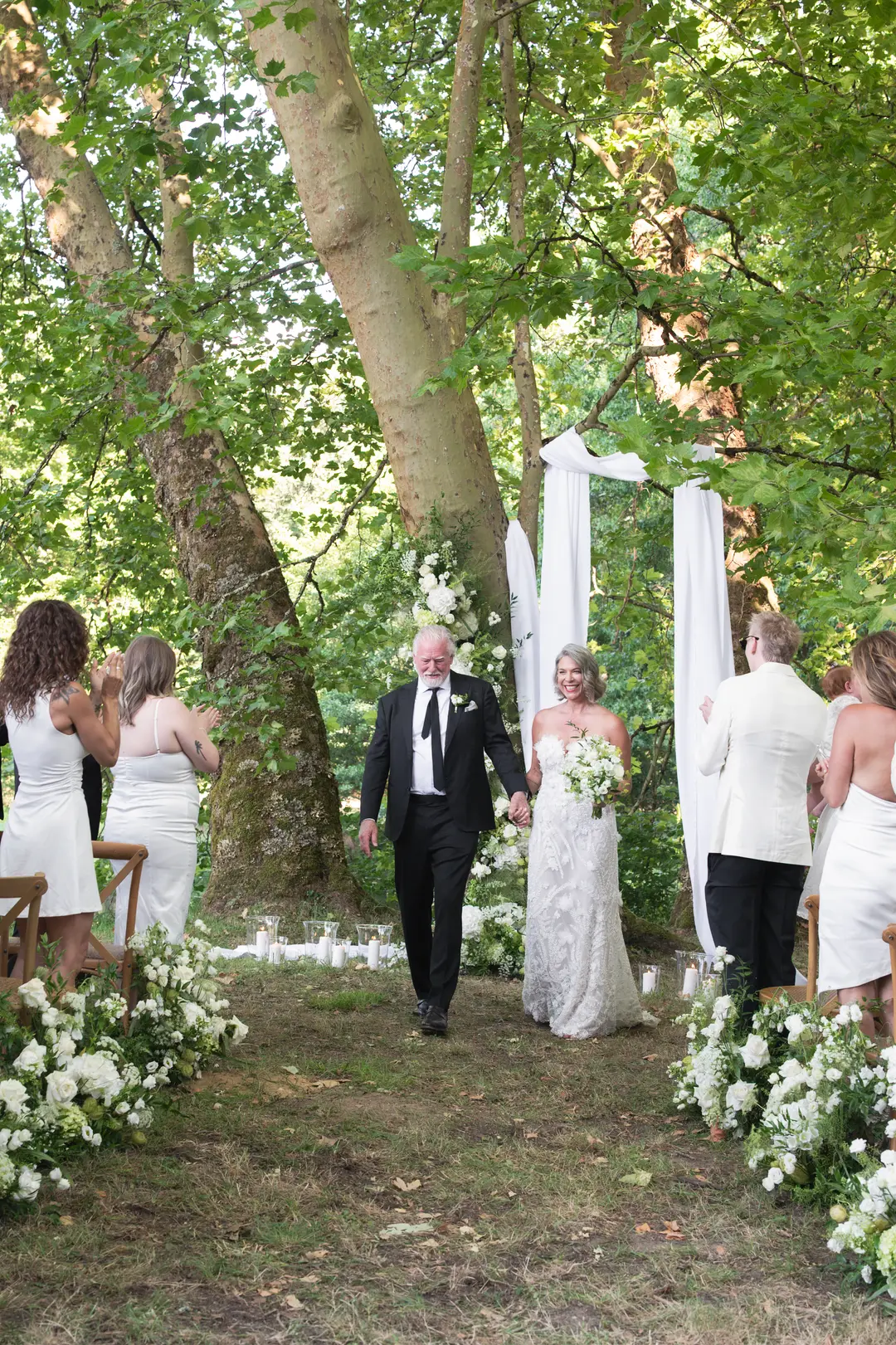 Allée de cérémonie fleurie – mariage Emily & Greg, Château Le Thil