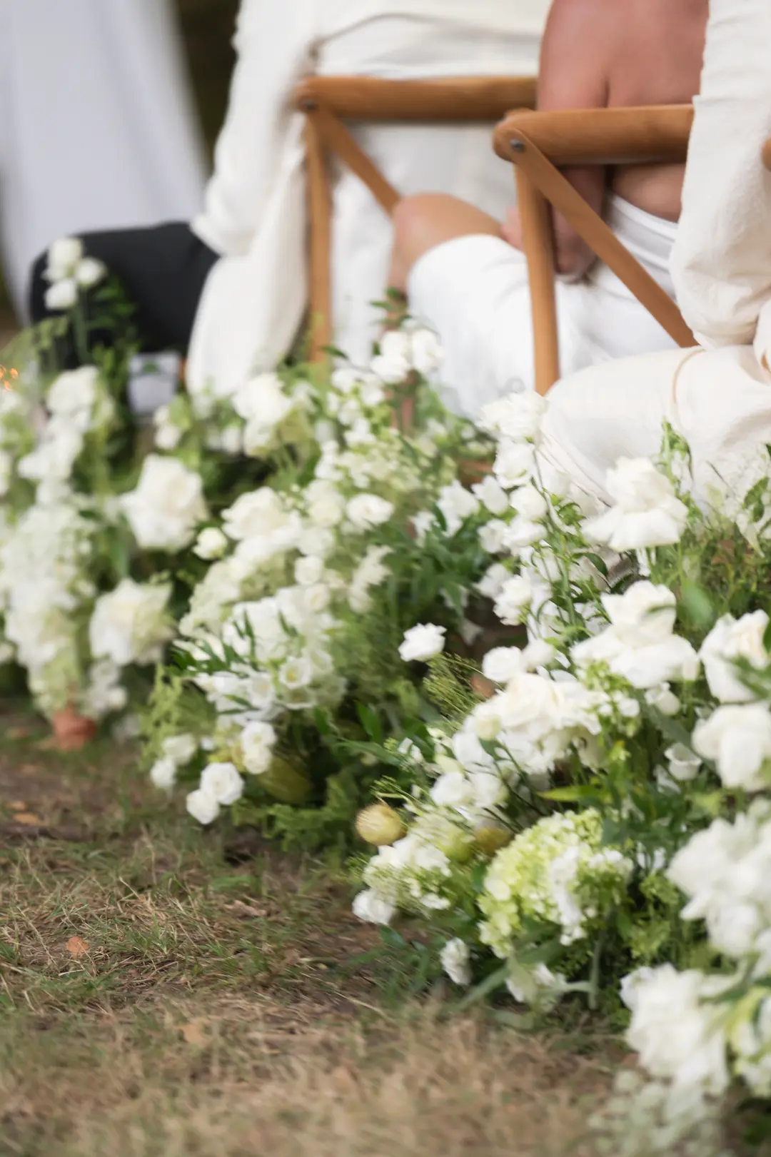 Allée de cérémonie fleurie – mariage Emily & Greg, Château Le Thil