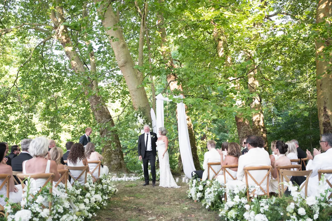 Allée de cérémonie fleurie – mariage Emily & Greg, Château Le Thil