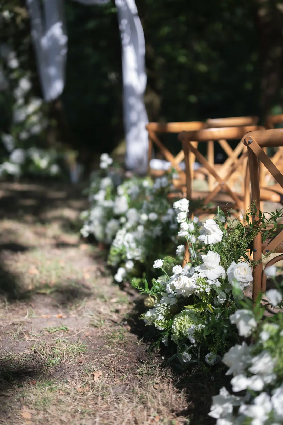Allée de cérémonie fleurie – mariage Emily & Greg, Château Le Thil