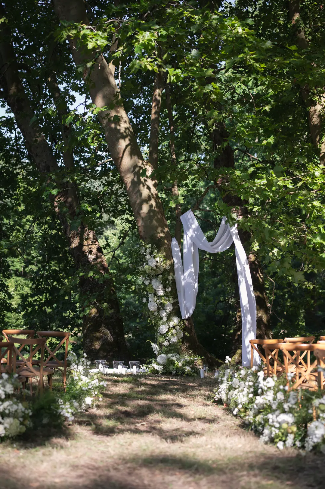 Allée de cérémonie fleurie – mariage Emily & Greg, Château Le Thil