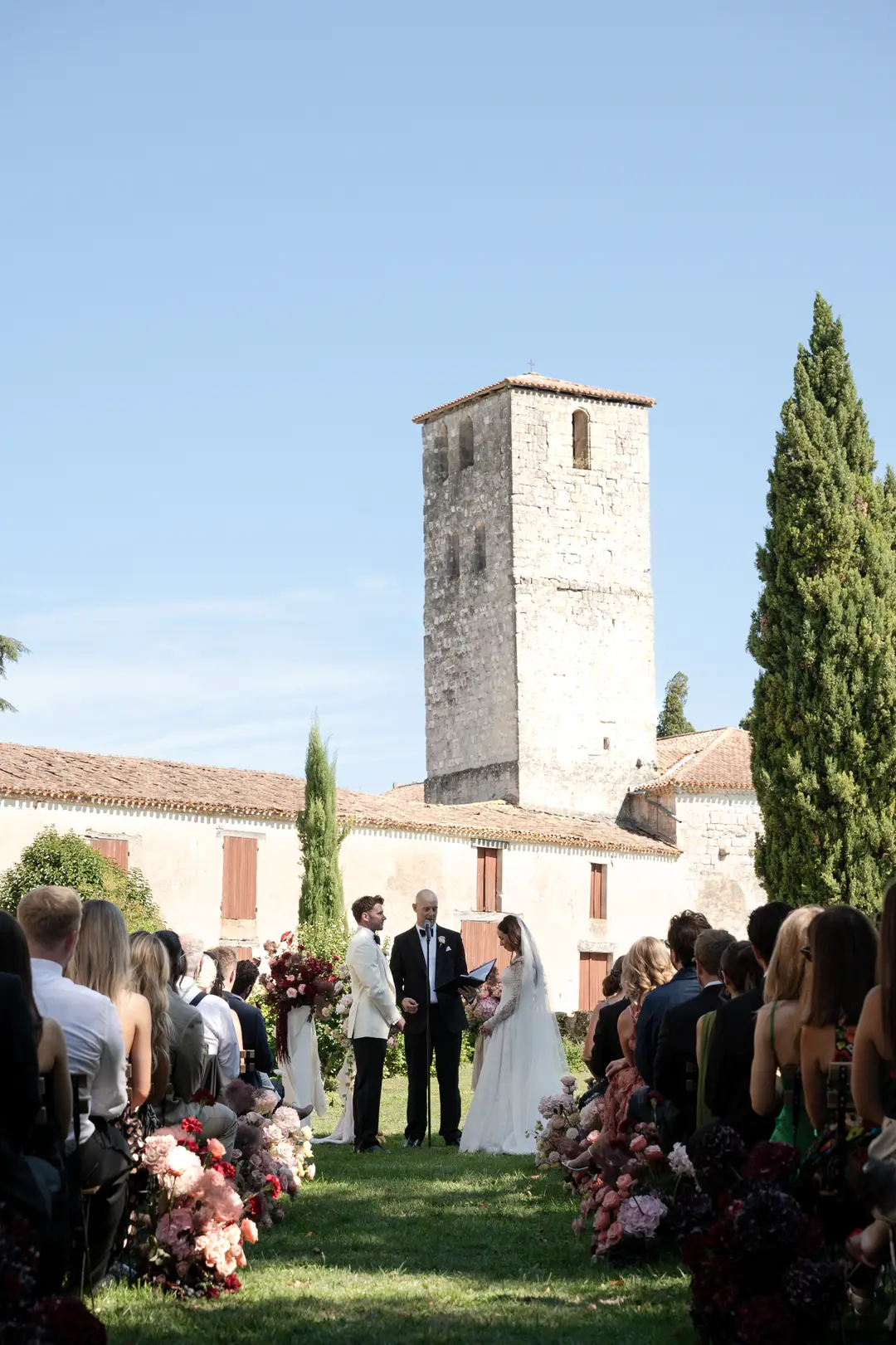 Allée de cérémonie fleurie – mariage Harriett & Oliver, Château de Poudenas