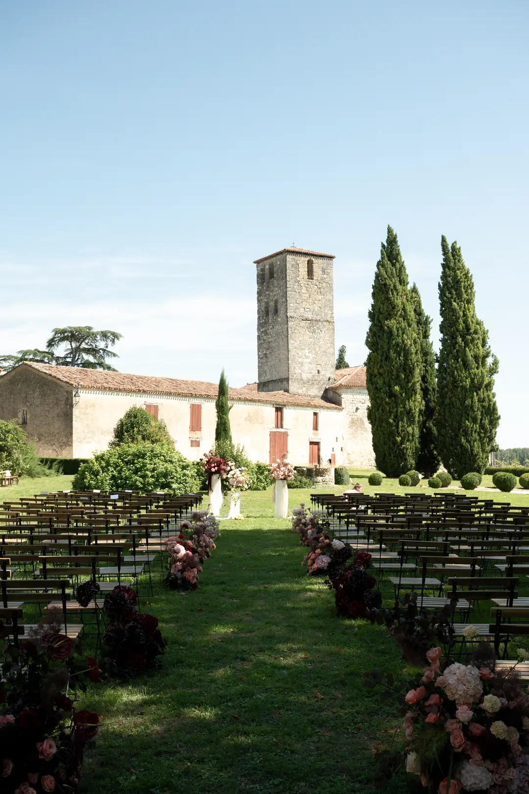 Allée de cérémonie fleurie – mariage Harriett & Oliver, Château de Poudenas