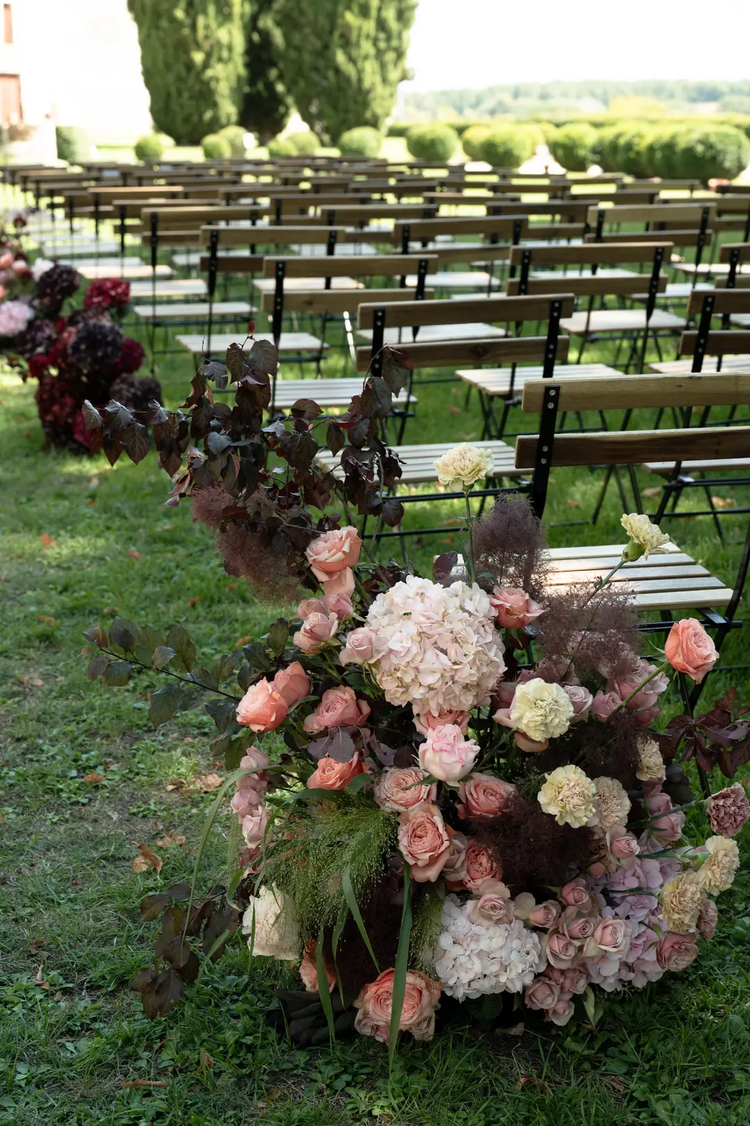 Allée de cérémonie fleurie – mariage Harriett & Oliver, Château de Poudenas