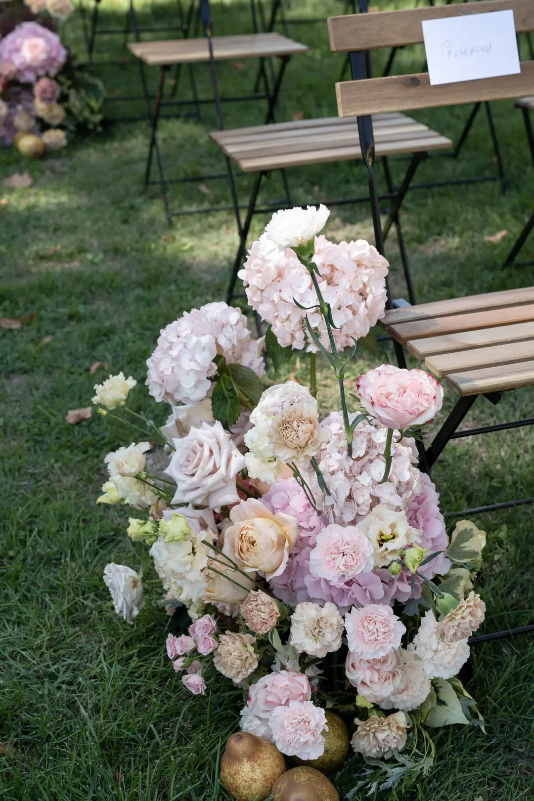 Allée de cérémonie fleurie – mariage Harriett & Oliver, Château de Poudenas