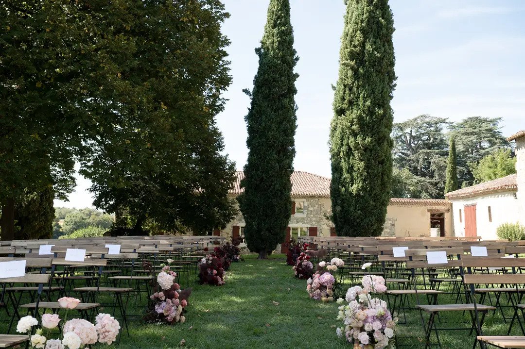 Allée de cérémonie fleurie – mariage Harriett & Oliver, Château de Poudenas