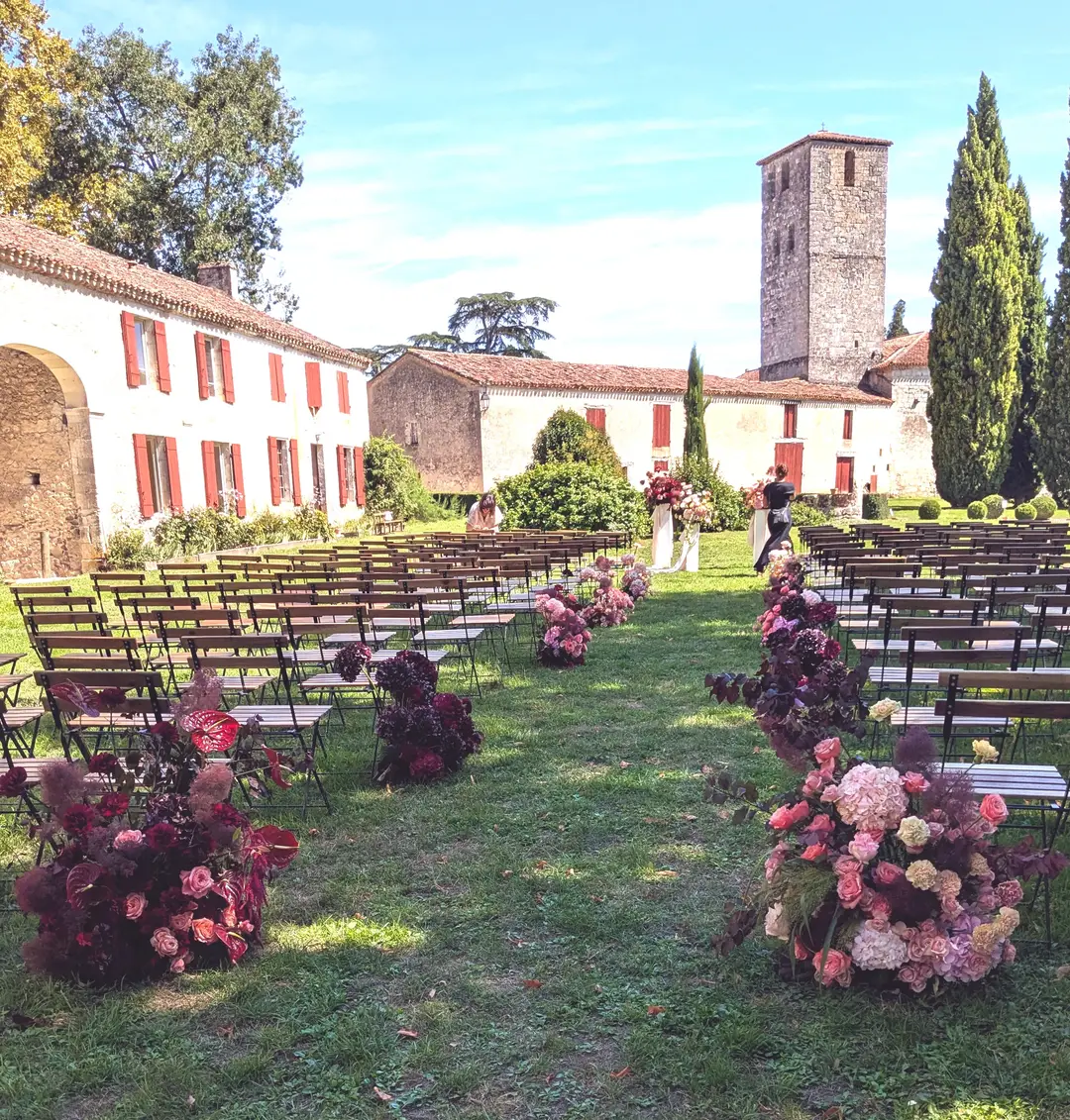 Allée de cérémonie fleurie – mariage Harriett & Oliver, Château de Poudenas