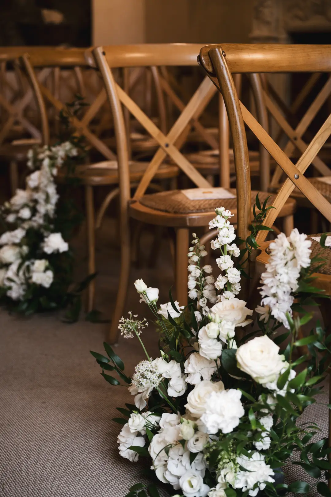 Allée de cérémonie fleurie – mariage Jessica & Issa, Château La Commanderie