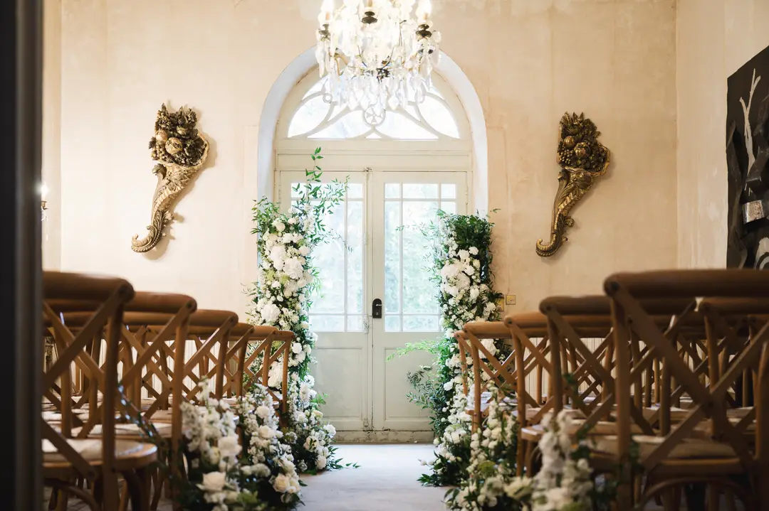 Allée de cérémonie fleurie – mariage Jessica & Issa, Château La Commanderie