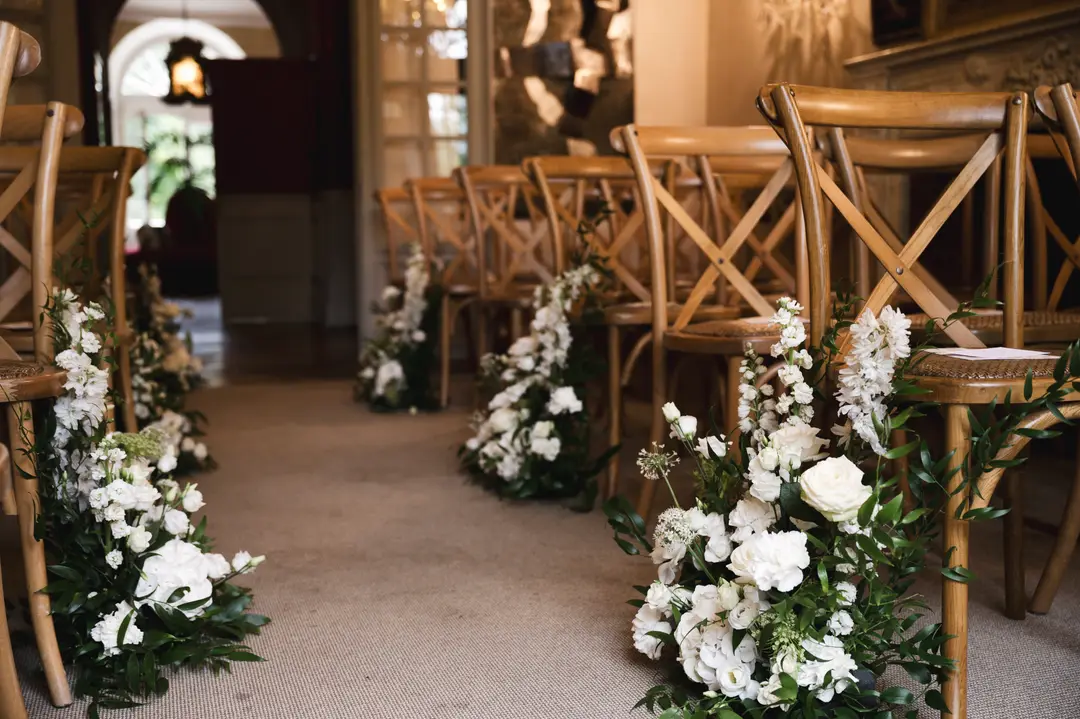 Allée de cérémonie fleurie – mariage Jessica & Issa, Château La Commanderie