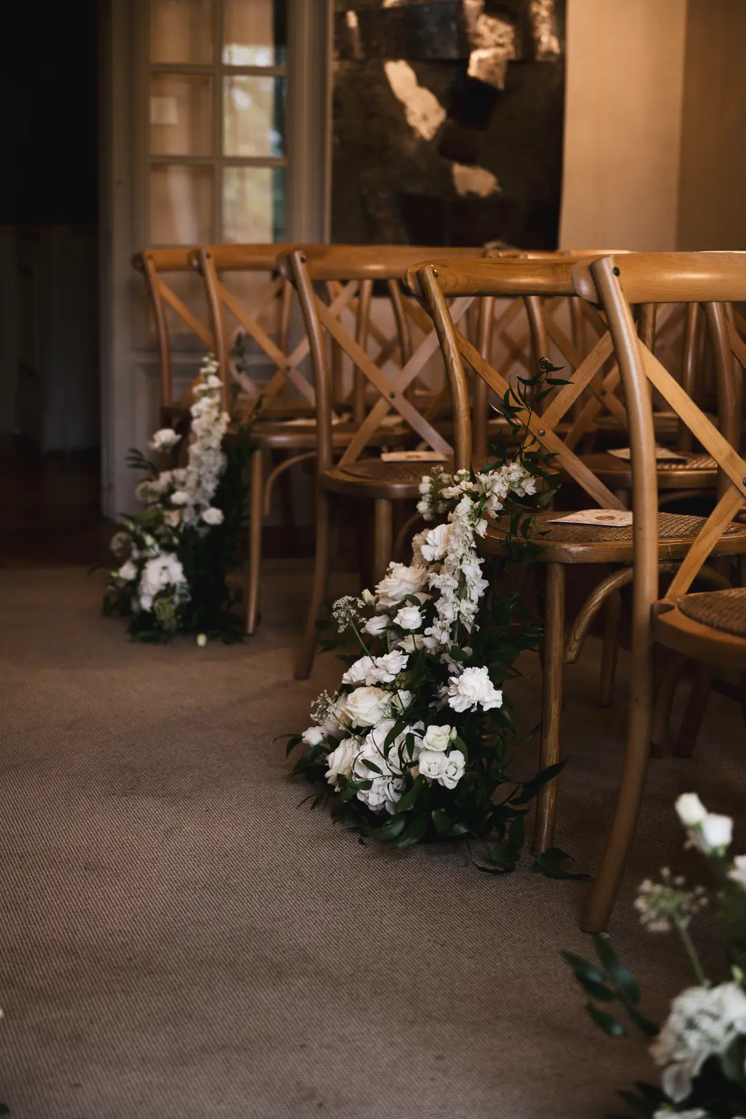 Allée de cérémonie fleurie – mariage Jessica & Issa, Château La Commanderie