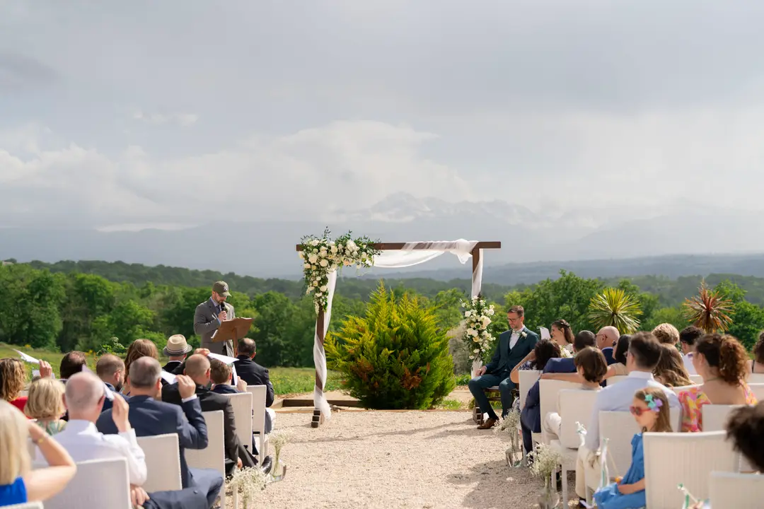 Allée de cérémonie fleurie – mariage Sylvie & François, Belvédère du Domaine