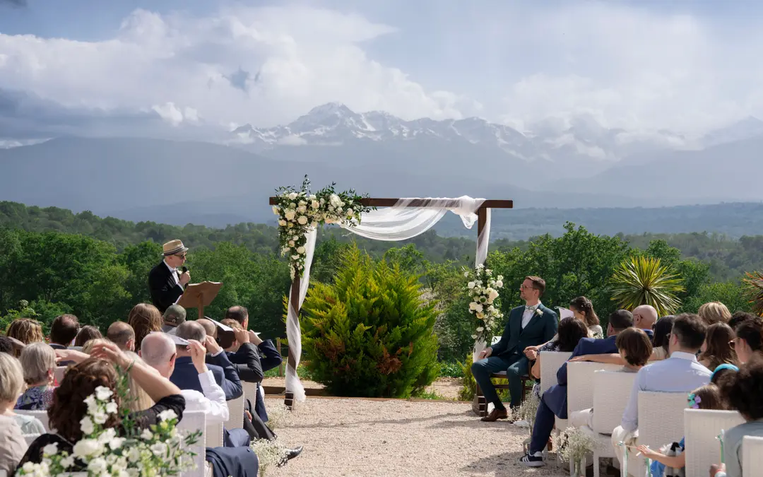 Allée de cérémonie fleurie – mariage Sylvie & François, Belvédère du Domaine