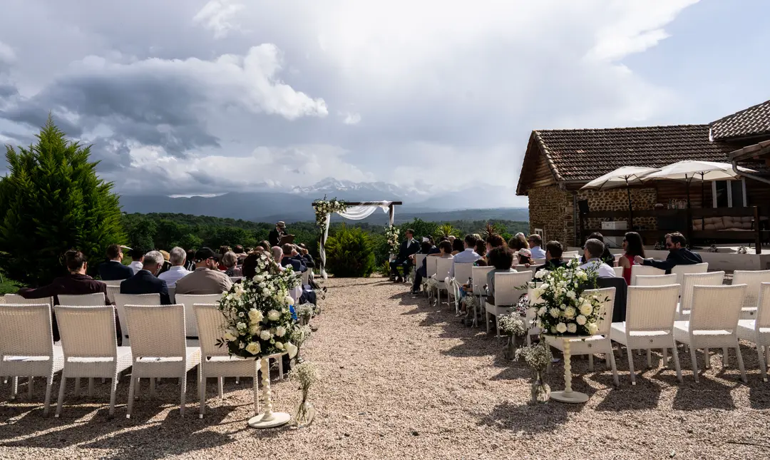 Allée de cérémonie fleurie – mariage Sylvie & François, Belvédère du Domaine