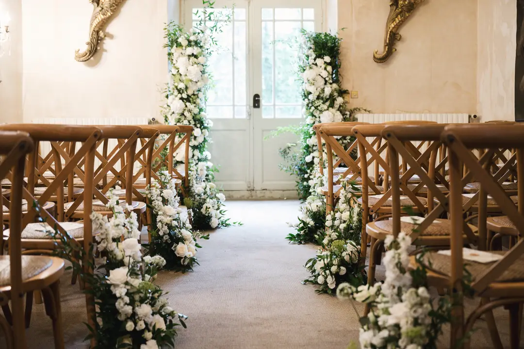 Allée de cérémonie florale écoresponsable pour mariage en Occitanie