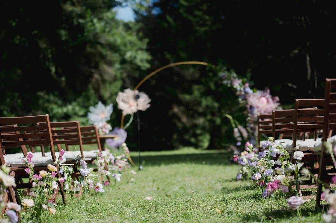Allée de cérémonie – mariage Georgina & Daniel, Château Saint-Michel