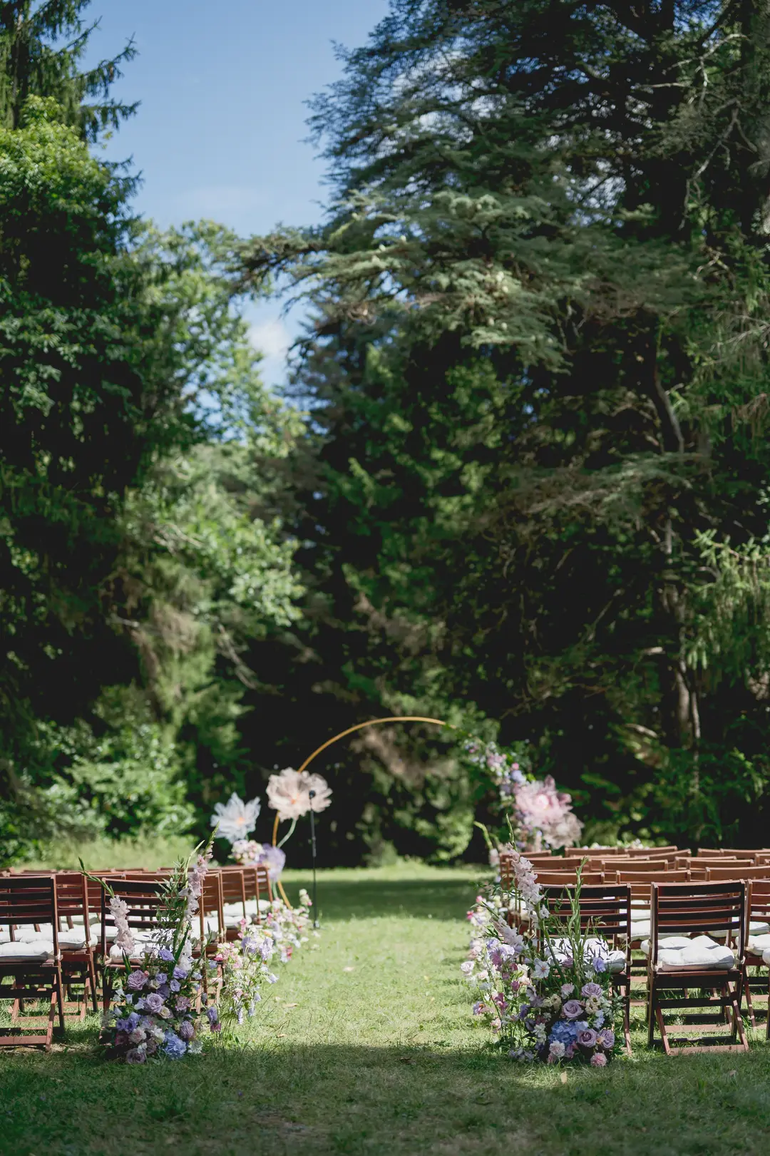 Allée de cérémonie – mariage Georgina & Daniel, Château Saint-Michel