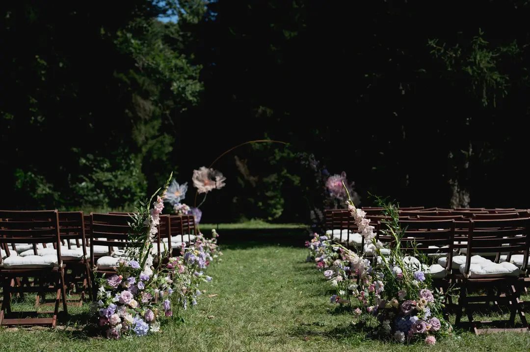 Allée de cérémonie – mariage Georgina & Daniel, Château Saint-Michel