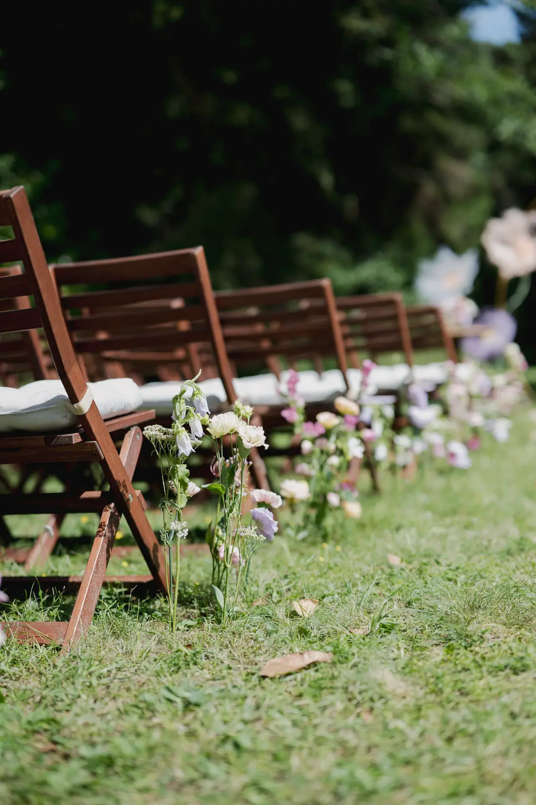 Allée fleurs piquées – mariage Georgina & Daniel, Château Saint-Michel