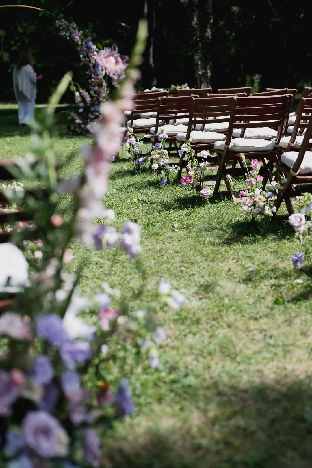 Allée fleurs piquées – mariage Georgina & Daniel, Château Saint-Michel