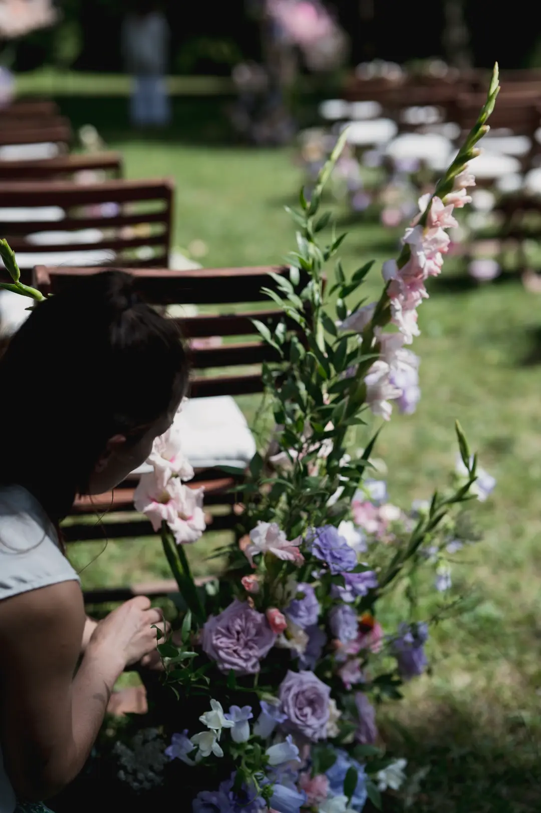 Allée fleurs piquées – mariage Georgina & Daniel, Château Saint-Michel