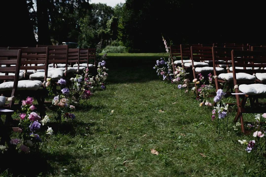 Allée fleurs piquées – mariage Georgina & Daniel, Château Saint-Michel