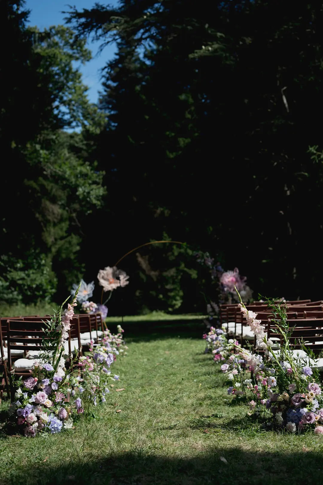 Allée fleurs piquées – mariage Georgina & Daniel, Château Saint-Michel