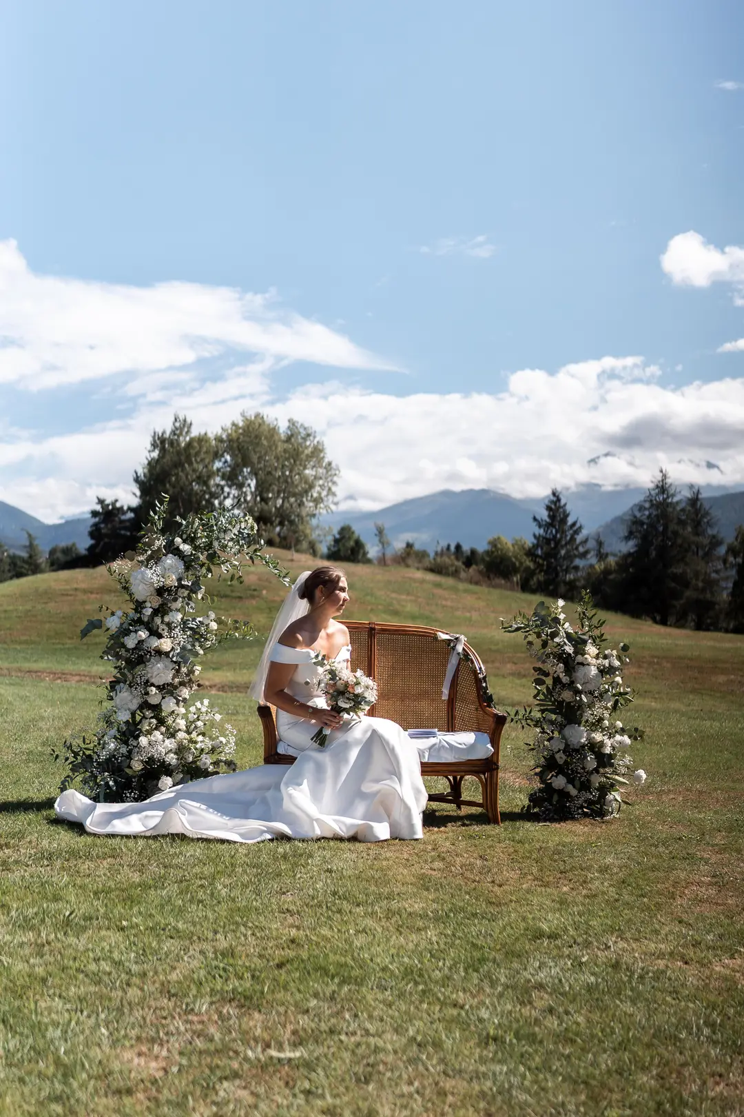 Arche Arche : Colonnes fleuries Asymétriques – mariage Charlotte & Hugo