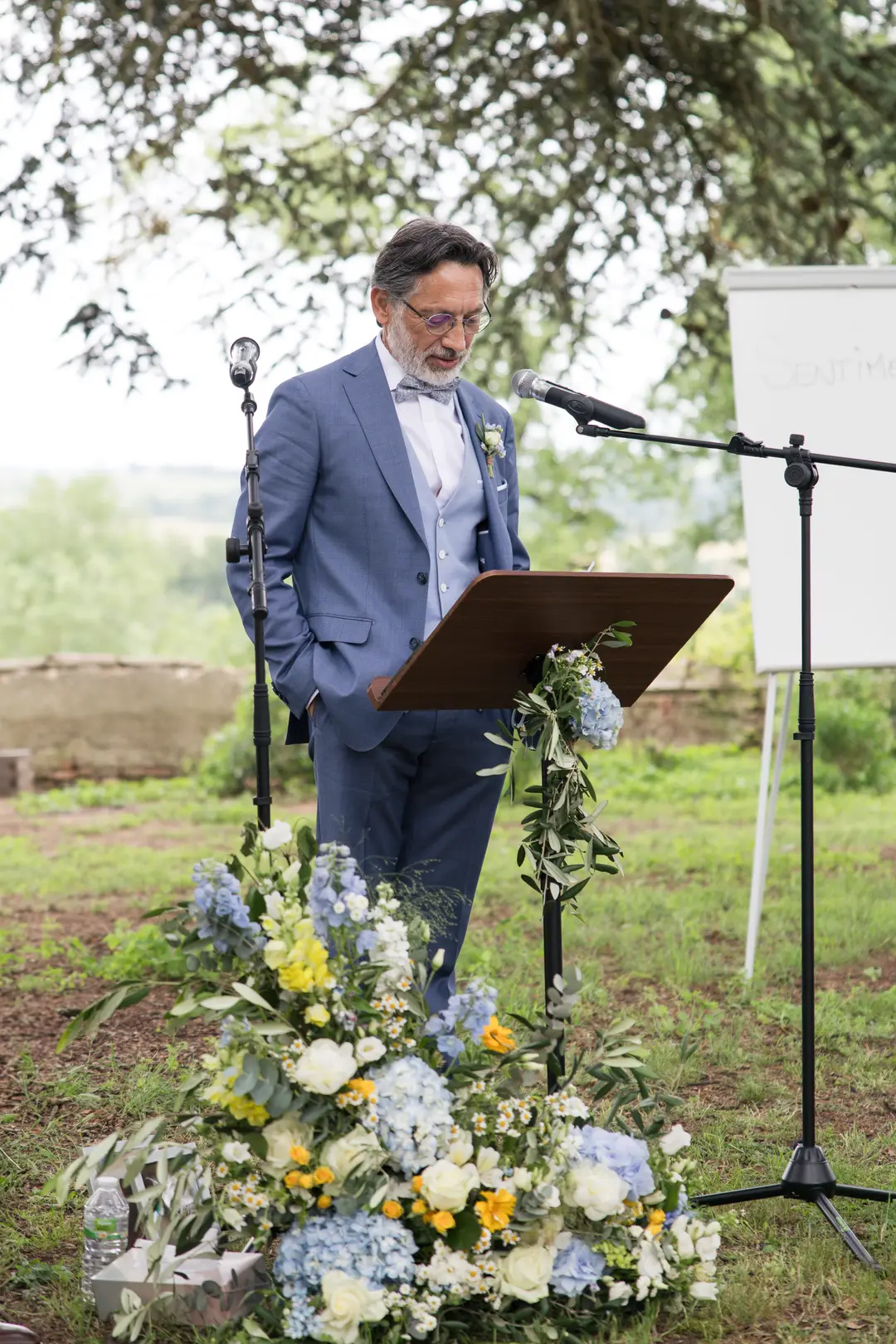 Arche asymétrique – mariage Emma & Patrick, Château de Caumont
