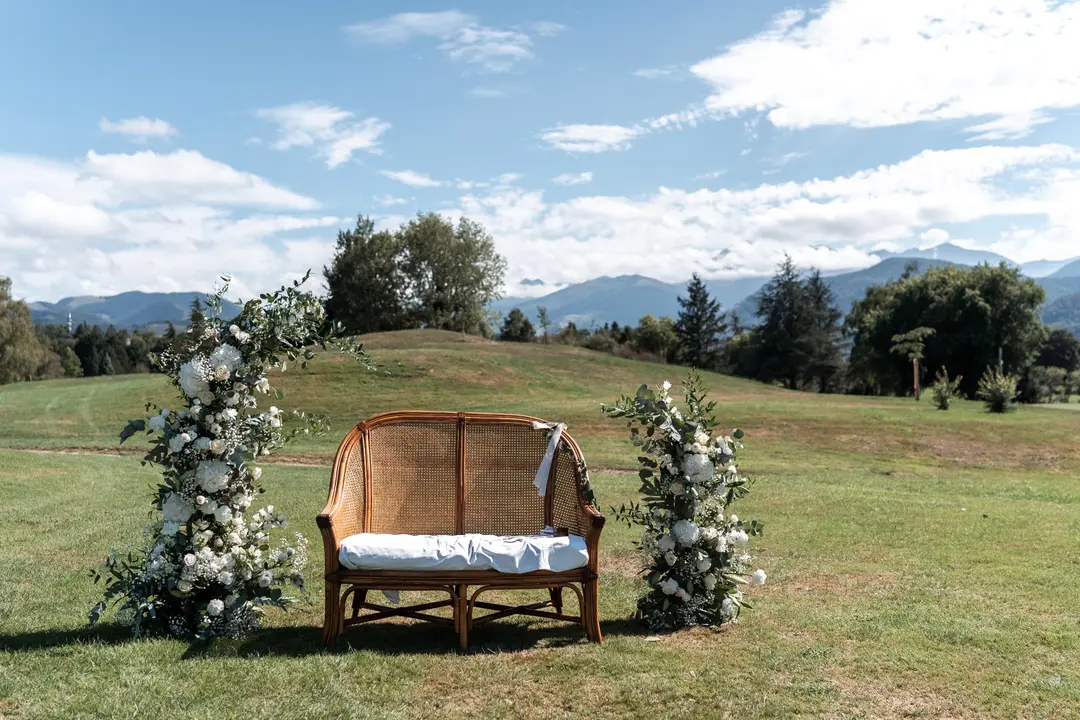 Arche : Colonnes fleuries Asymétriques – mariage Charlotte & Hugo