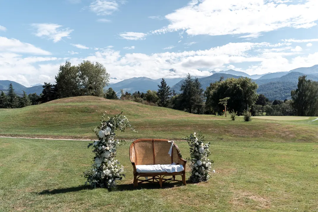 Arche : Colonnes fleuries Asymétriques – mariage Charlotte & Hugo