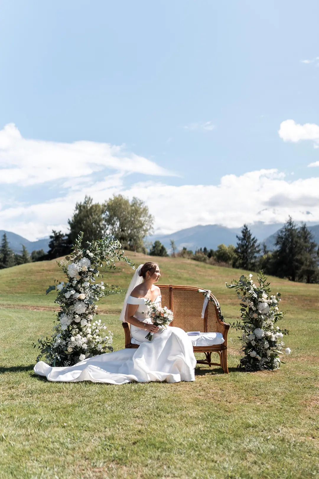 Arche : Colonnes fleuries Asymétriques – mariage Charlotte & Hugo