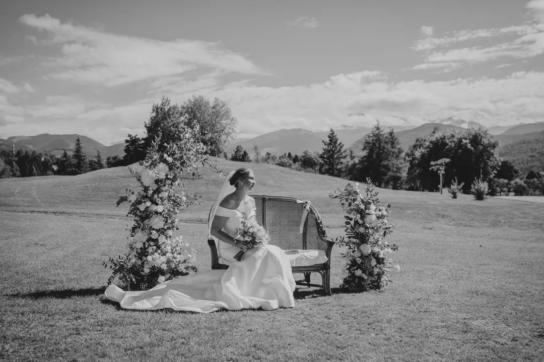 Arche : Colonnes fleuries Asymétriques – mariage Charlotte & Hugo