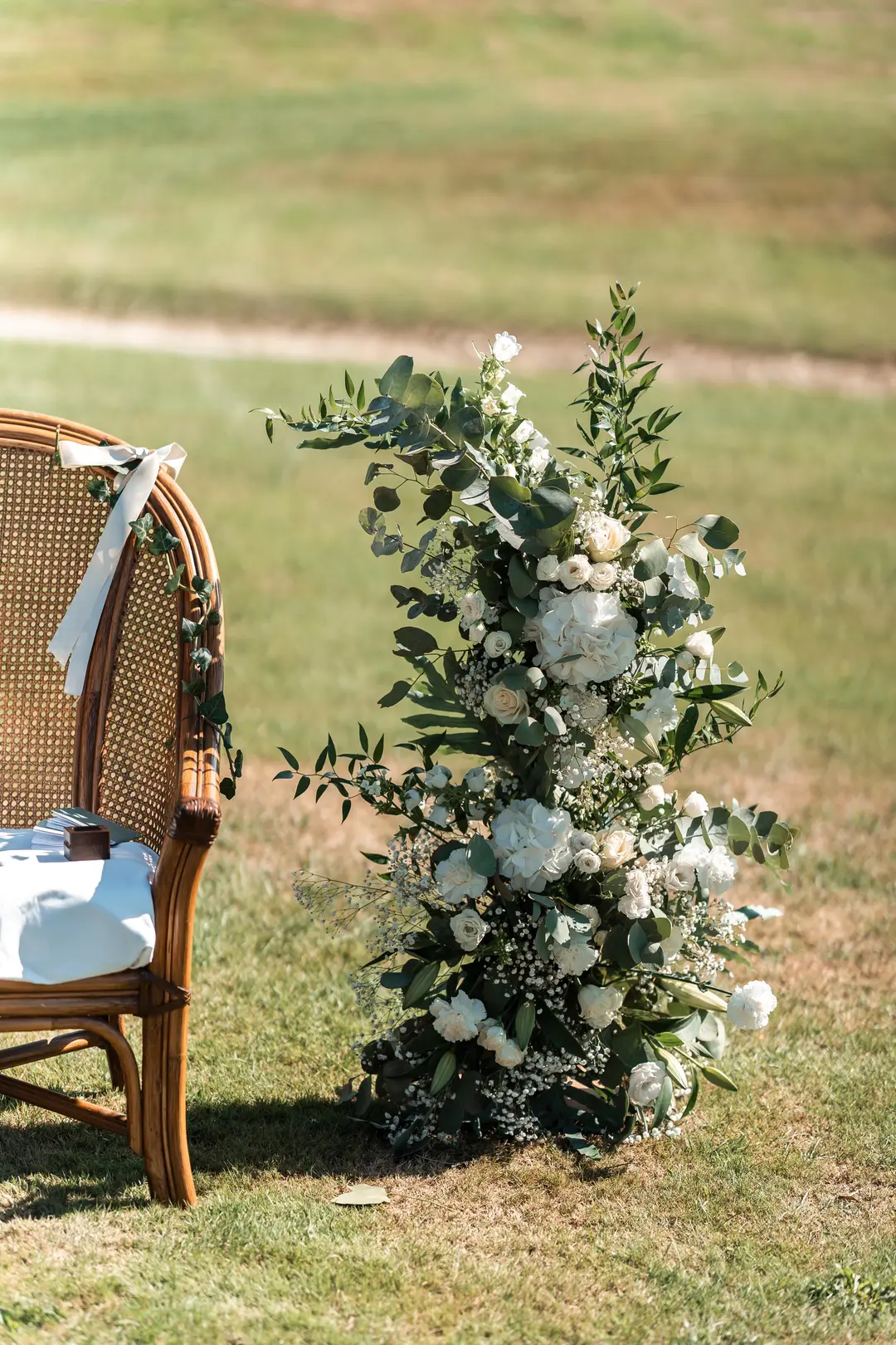 Arche : Colonnes fleuries Asymétriques – mariage Charlotte & Hugo