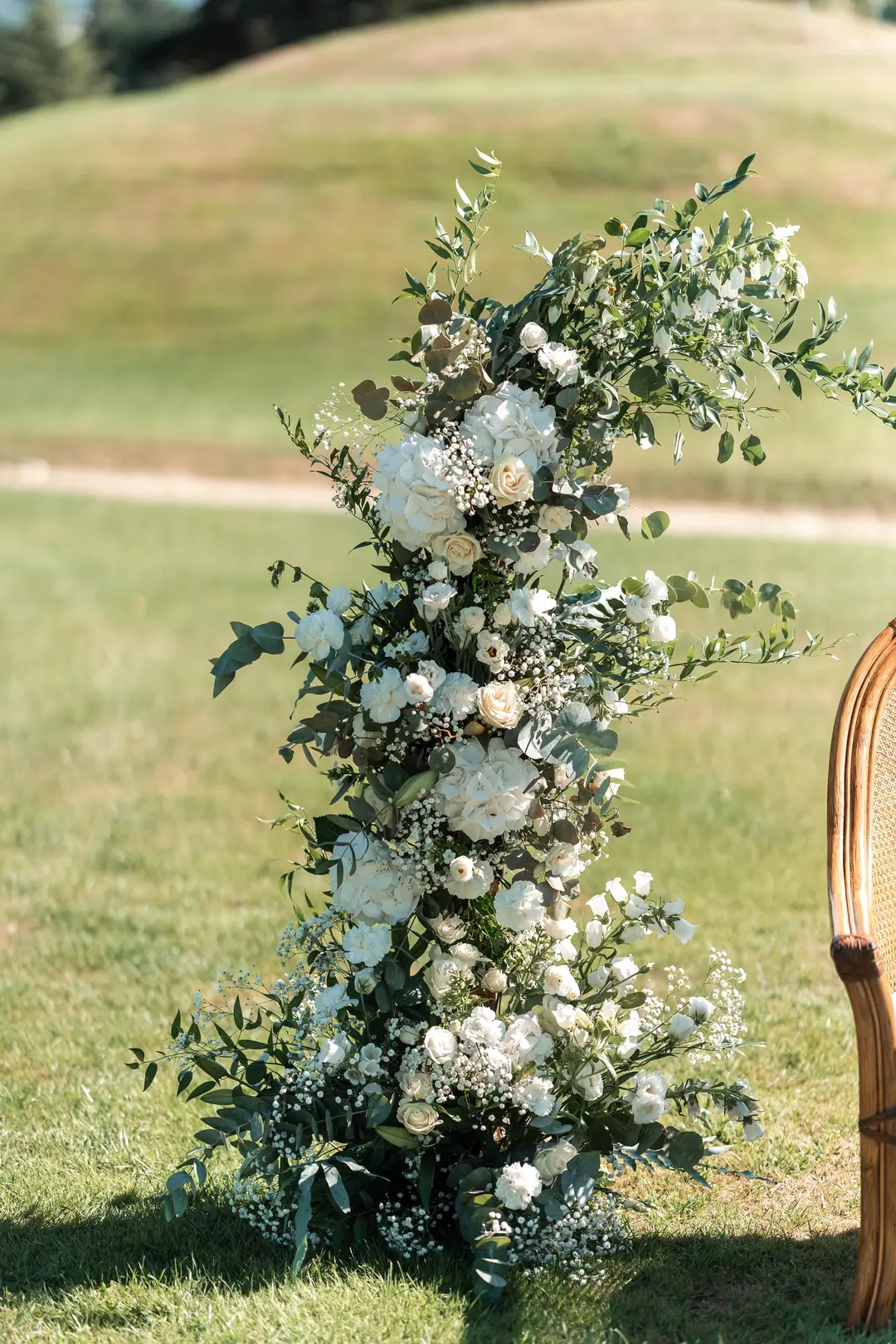 Arche : Colonnes fleuries Asymétriques – mariage Charlotte & Hugo