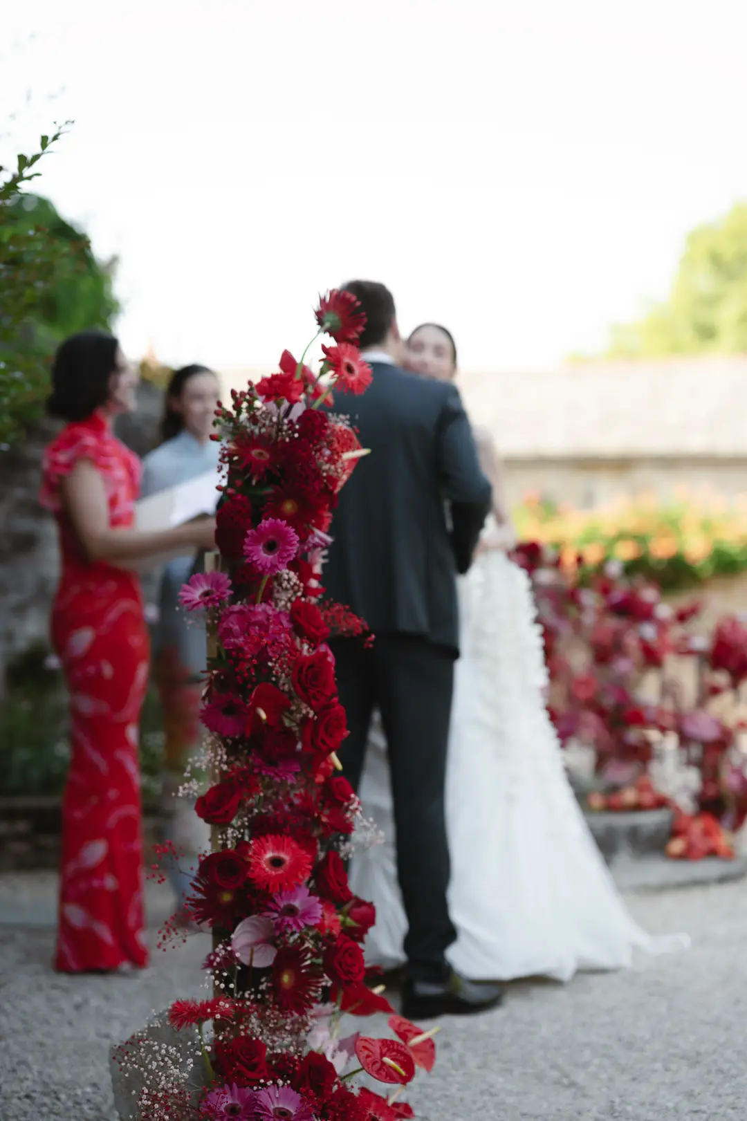 Arche de fleurs rouges – mariage Amy & Christian