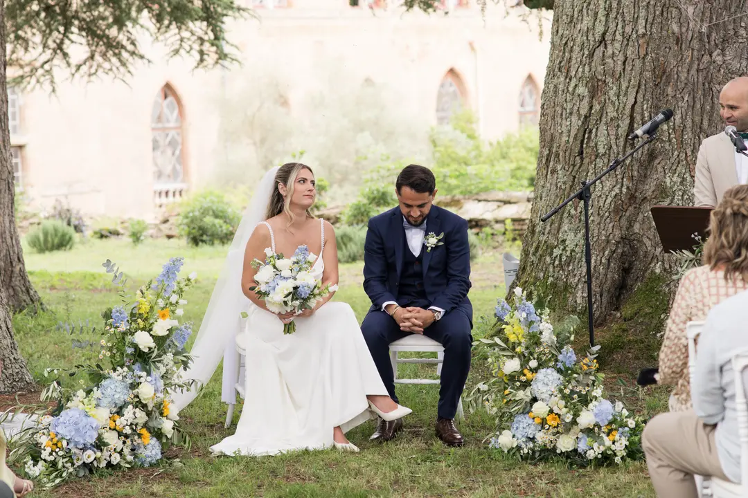 Arche fleurie dolce vita – mariage Emma & Patrick, Château de Caumont