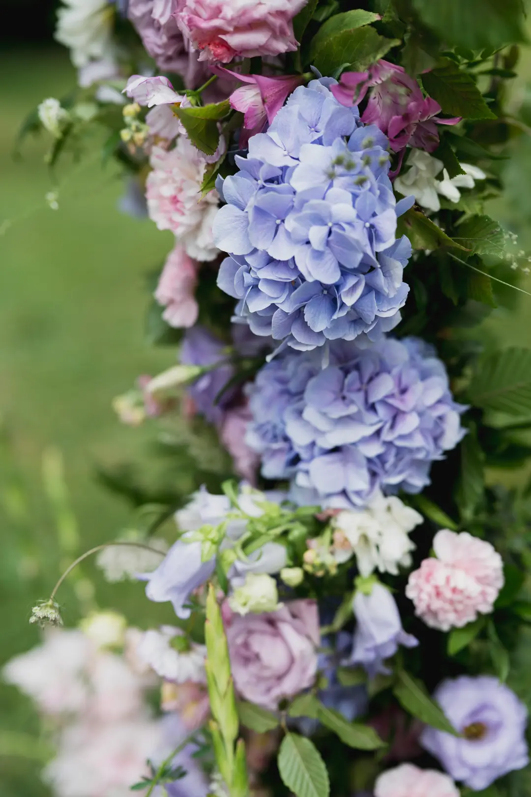 Arche fleurie – mariage Georgina & Daniel, Château Saint-Michel