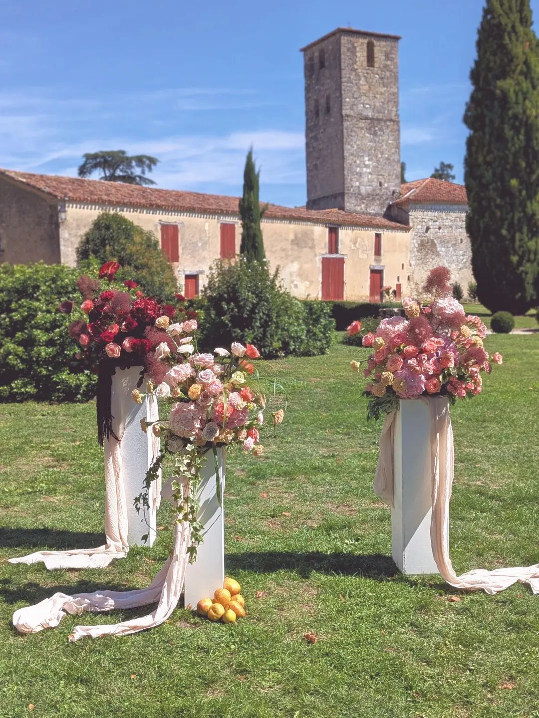 Arche fleurie sur piliers – mariage Harriett & Oliver, Château de Poudenas
