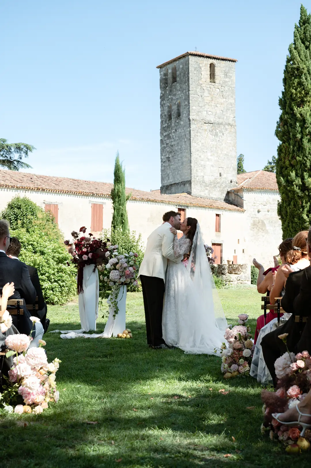 Arche fleurie sur piliers – mariage Harriett & Oliver, Château de Poudenas