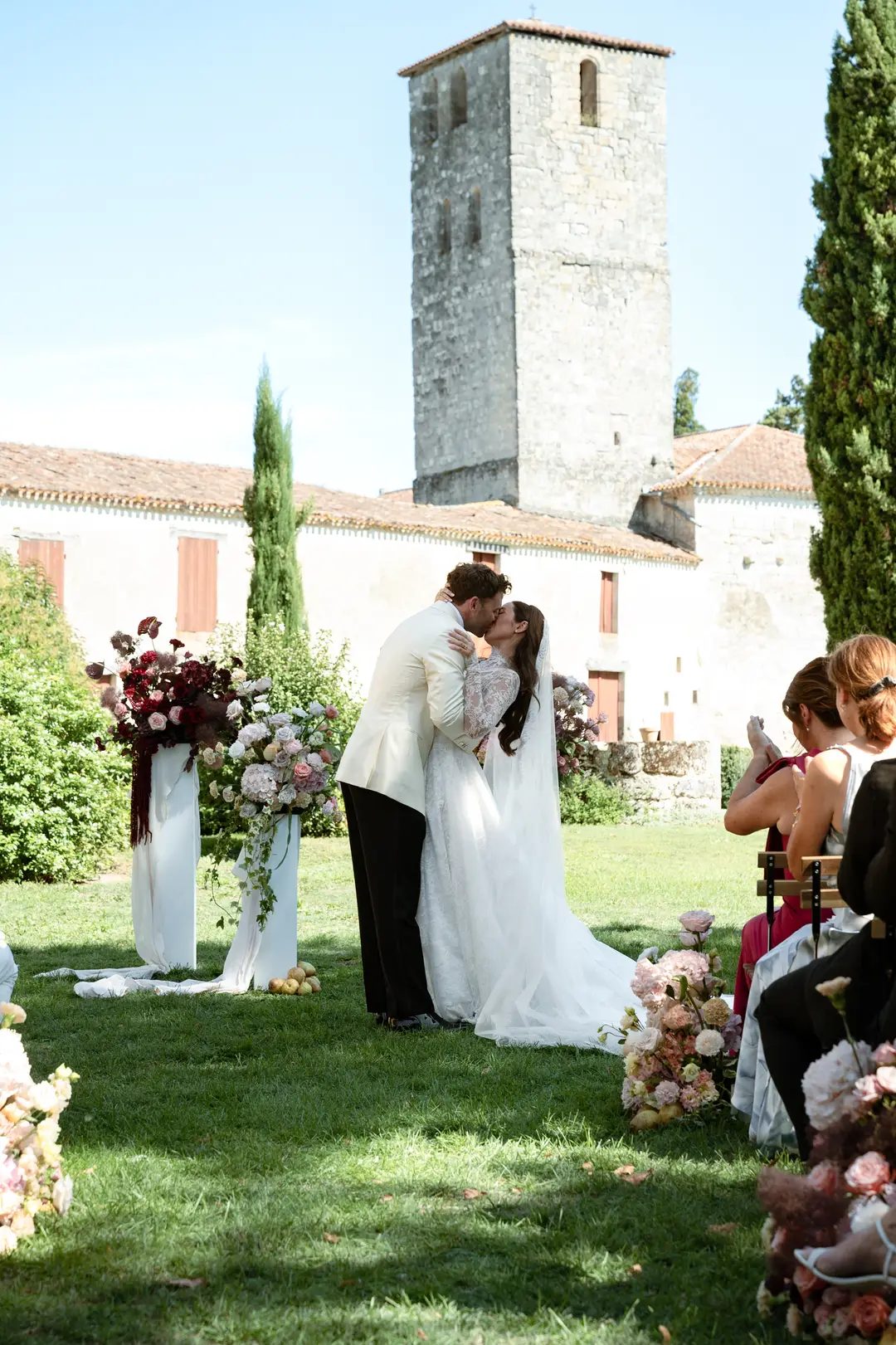 Arche fleurie sur piliers – mariage Harriett & Oliver, Château de Poudenas