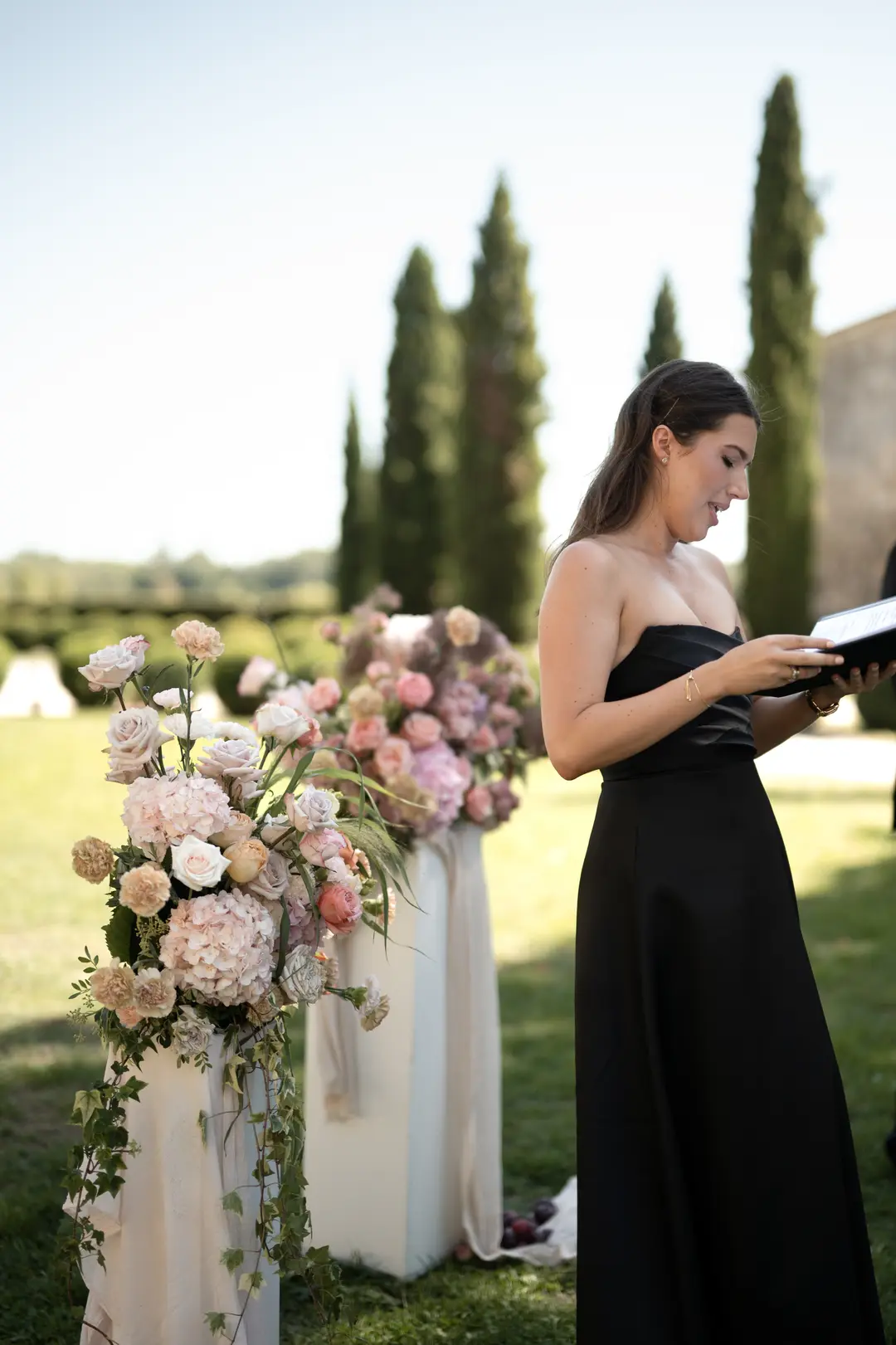Arche fleurie sur piliers – mariage Harriett & Oliver, Château de Poudenas