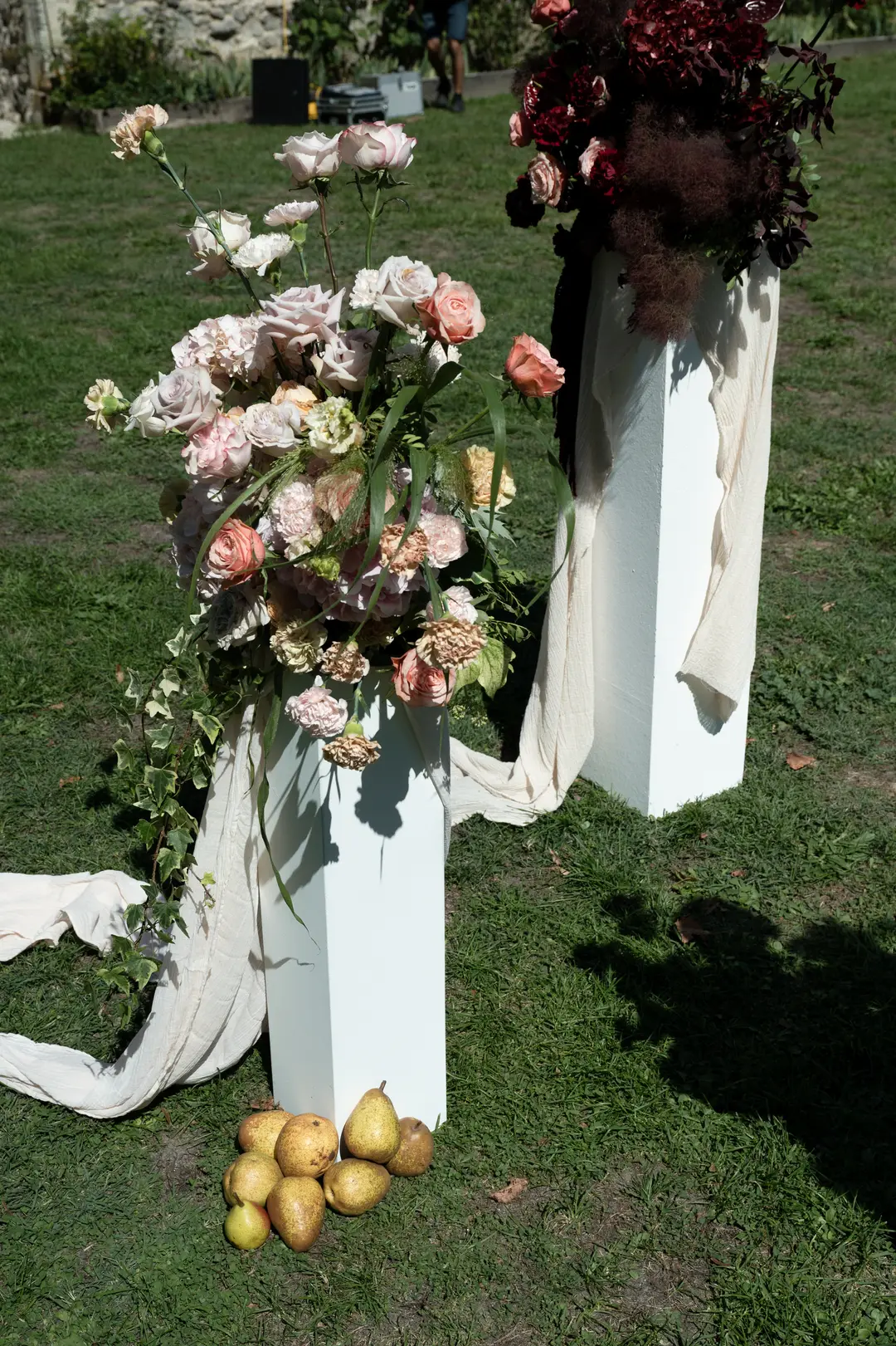 Arche fleurie sur piliers – mariage Harriett & Oliver, Château de Poudenas