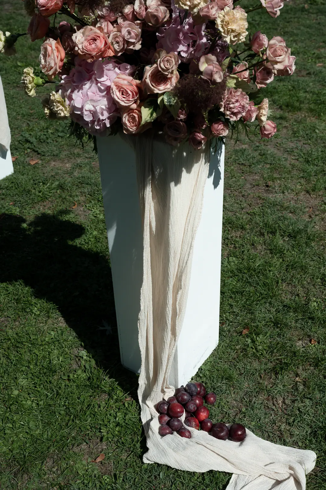 Arche fleurie sur piliers – mariage Harriett & Oliver, Château de Poudenas
